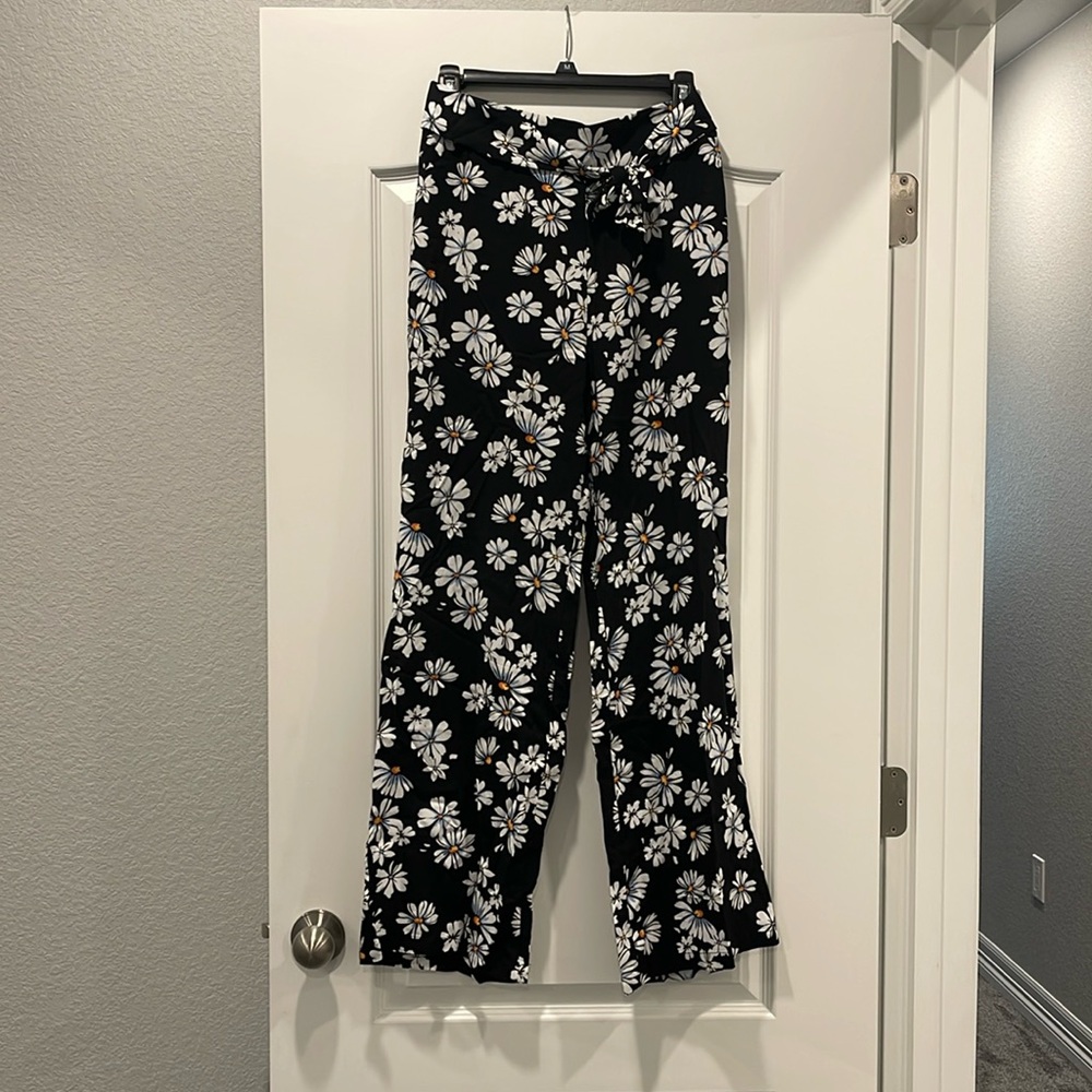 Flowy Daisy Pants NWT!